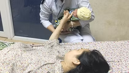 Khen thưởng ekip bác sĩ cứu sống mẹ con sản phụ trong ca cấp cứu sinh tử