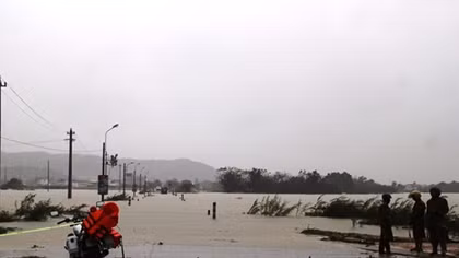 Nước lũ bủa vây tại Bình Định