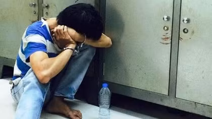 Hai em bé bị kẻ ngáo đá “múa dao” khống chế, đe dọa tính mạng