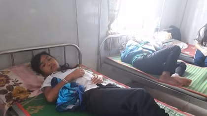 Sau bữa cơm, 30 học sinh nhập viện do bị ngộ độc