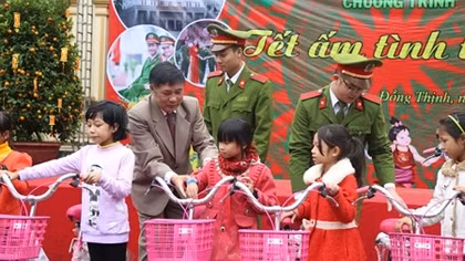 Học viện CSND mang “Tết ấm tình thương” đến bà con huyện Sông Lô