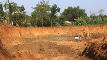 Cha mẹ đi rẫy, hai anh em ruột rơi xuống hầm đất tử vong