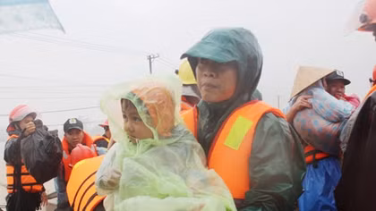 Hàng trăm cán bộ chiến sĩ Công an bám địa bàn, giúp dân trong mưa to, gió lớn