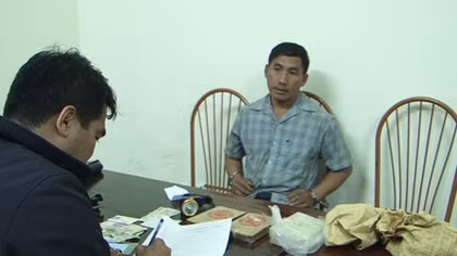 Vận chuyển 2 bánh heroin còn lao xe vào Cảnh sát để bỏ trốn