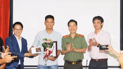 Trao giải cuộc thi ảnh “Vì bình yên cuộc sống” năm 2016