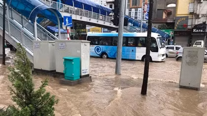 Nhiều khu vực ở Hà Nội ngập sâu do mưa lớn