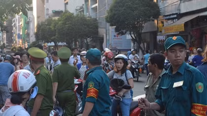 Hàng trăm cán bộ Công an đẫm mồ hôi bảo vệ lễ hội Tết Nguyên Tiêu ở Chợ Lớn
