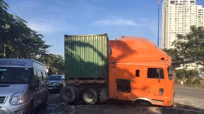 Xe đầu kéo cày nát dải phân cách lúc rạng sáng