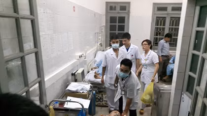 Vụ sốc phản vệ chạy thận nhân tạo ở Hòa Bình: Thêm 1 người tử vong và lời kể của bệnh nhân