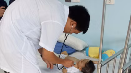 Tình hình sức khỏe bé trai bị bạo hành, bỏ rơi trong bệnh viện