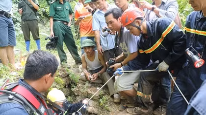 Thời khắc căng thẳng tột độ tại hiện trường cứu hộ vụ ngạt khí hầm vàng