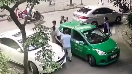 Khởi tố vụ án tài xế taxi bị choảng gạch vỡ đầu