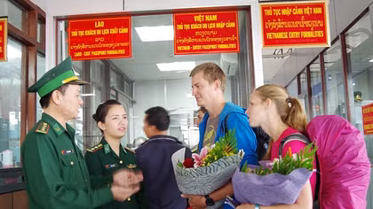 Hai khách quốc tế đầu tiên vào Việt Nam bằng thị thực điện tử qua Cửa khẩu Lao Bảo