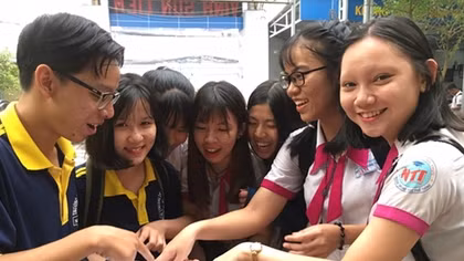 Rộn ràng ngày đầu tiên thi THPT Quốc gia