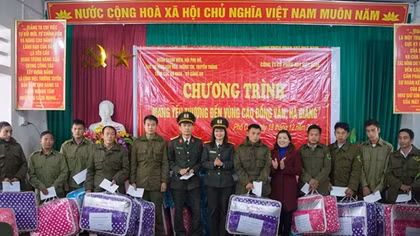 Cục An ninh VH, TT & TT mang yêu thương đến vùng cao Đồng Văn 