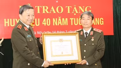 Trao tặng Trung tướng Trần Bá Thiều Huy hiệu 40 năm tuổi Đảng