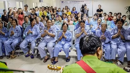 Món quà 20-10 ý nghĩa của cán bộ Công an dành cho các nữ bệnh nhân ung thư