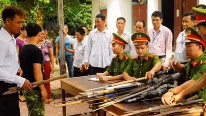 Nhân dân giao nộp trên 98.000 khẩu súng các loại