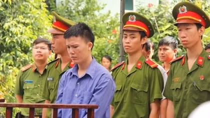 Sát hại "tình địch" vì phát hiện tin nhắn tình cảm trong điện thoại của vợ hờ