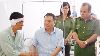 Một cán bộ Công an bị tội phạm chém trọng thương