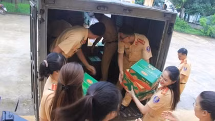 Sắc áo vàng nơi vùng đất lũ