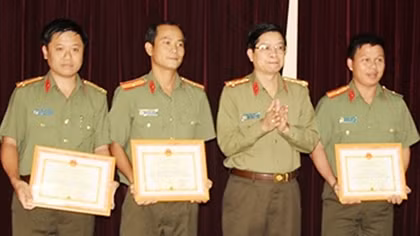 Khen thưởng thầy giáo và học viên Đại học ANND cứu sống 3 em nhỏ đuối nước