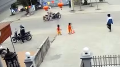 Bé 3 tuổi bị xe máy húc văng trên đường