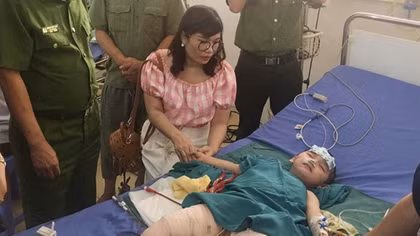 Tảng đá hàng trăm tấn lăn vào nhà, bé trai 3 tuổi bị đè nát 2 chân