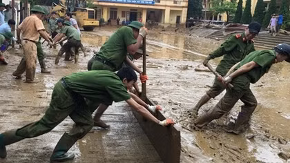 Lực lượng CAND giúp dân khắc phục hậu quả mưa lũ