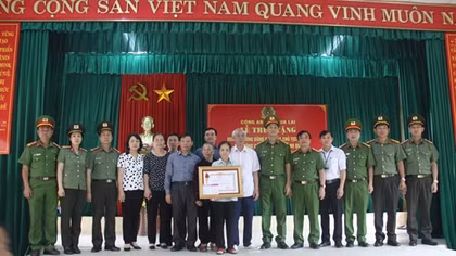 Truy tặng Huân chương Dũng cảm cho Thiếu úy Bùi Minh Quý