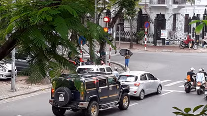 Hummer mạ vàng "tung tăng" trên đường phố Hà Nội