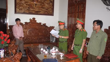 Khởi tố 2 giám đốc "sản xuất" hàng triệu lít xăng dầu giả ở Nghệ An