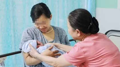 (Hy hữu) Sản phụ sinh con ngay trên xe cấp cứu