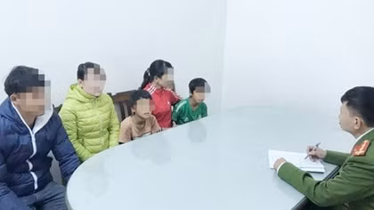 Công an phường tìm người thân cho 2 cháu bé đi tìm mẹ bị lạc