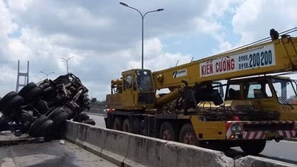 Xe tải lộn nhiều vòng rồi vắt ngang dải phân cách cầu Phú Mỹ