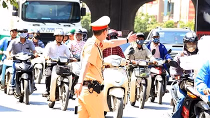 Bóng áo vàng giữa "chảo lửa" Thủ đô