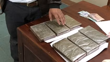 Bắt “nóng” đối tượng vận chuyển 6 bánh heroin