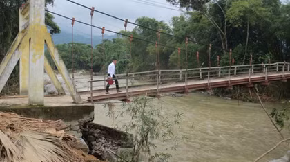 Tái mặt đi qua cây cầu dọa sập ở vùng lũ Việt Lâm