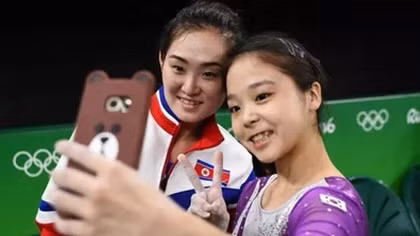 VĐV Hàn Quốc và Triều Tiên rủ nhau 'selfie' ở Olympic gây sốt