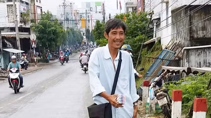 Người đàn ông bán vé số trúng 92 tỷ được tặng 50 triệu đồng