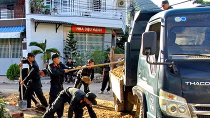 Cảnh sát cơ động giúp dân khắc phục hậu quả thiên tai ở Nha Trang