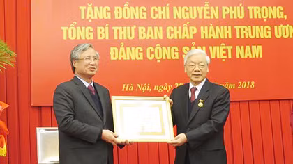 Tổng Bí thư Nguyễn Phú Trọng nhận Huy hiệu 50 năm tuổi Đảng