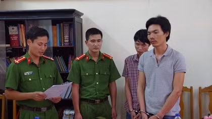 Bắt 3 đối tượng đốt xe giám đốc vì nghi thôi miên bắt cóc trẻ em