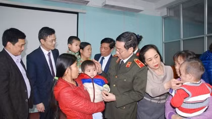Báo CAND mang yêu thương đến với người bệnh