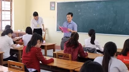 Giám thị được yêu cầu... không mặc váy khi coi thi (?)