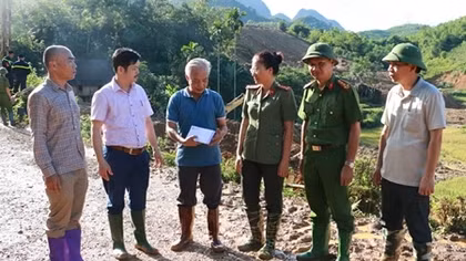 Báo CAND và Công ty Văn Phú - Invest thăm hỏi, tặng quà người dân gặp nạn trong vụ sạt lở đất