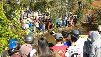 Hàng trăm người dân đổ xô đi xem cá lạ ở Tiền Giang