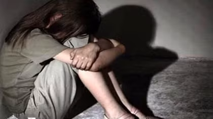 Gã hàng xóm đồi bại dụ dỗ bé gái khuyết tật làm chuyện người lớn