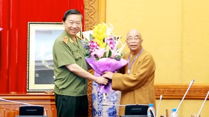 Bộ trưởng Tô Lâm tặng 40 xe lăn cho người khuyết tật
