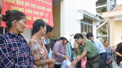 Chia sẻ khó khăn với người dân vùng bão lũ Khánh Hòa
